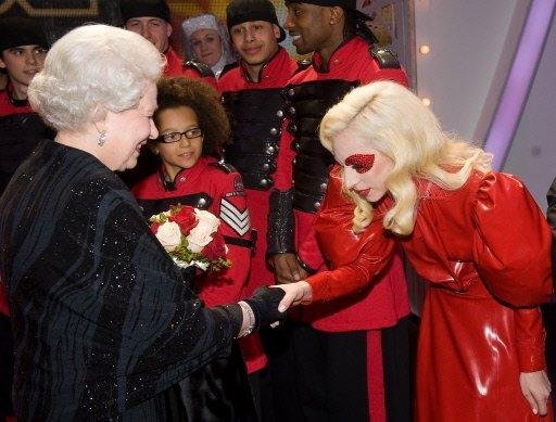 Lady Gaga cumprimenta a rainha Elizabeth II