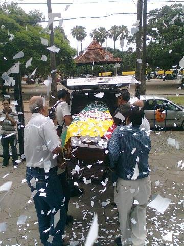 Chuva de folhas de caderno picadas foi a &uacute;ltima homenagem dos estudantes