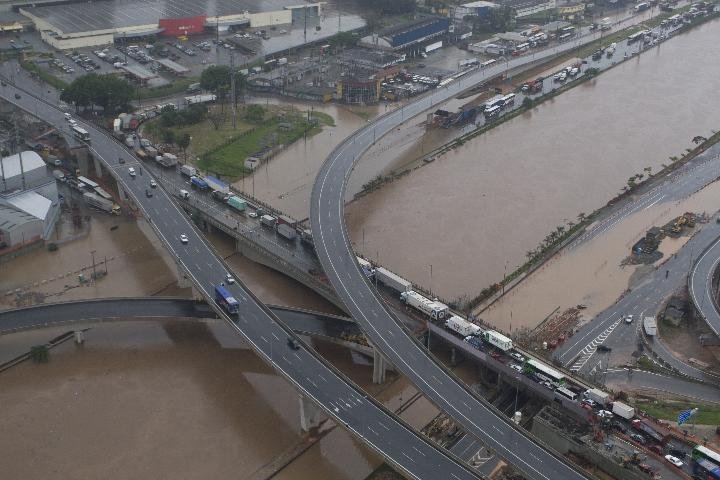 Chuvas deixam S&atilde;o Paulo em estado de alerta