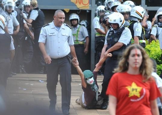 PM retira manifestantes da C&acirc;mara Legislativa do DF