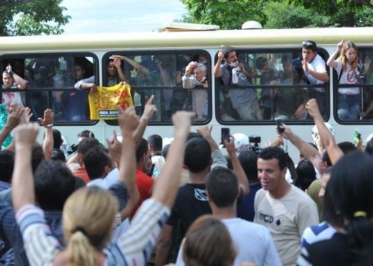 Manifestantes pr&oacute; e contra Arruda trocam insultos
