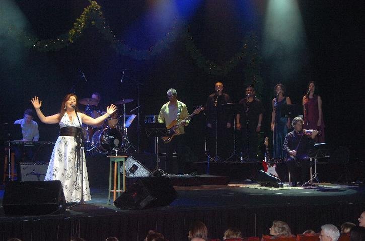 Isabela Foga&ccedil;a relembra esp&iacute;rito natalino em show na Capital