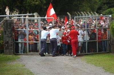 Torcida do Inter acompanha treinos em Bento Gon&ccedil;alves