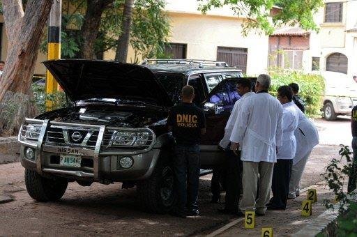 Policiais chegam ao local do crime