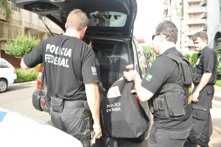 Policiais retiram segundo lote de material apreendido