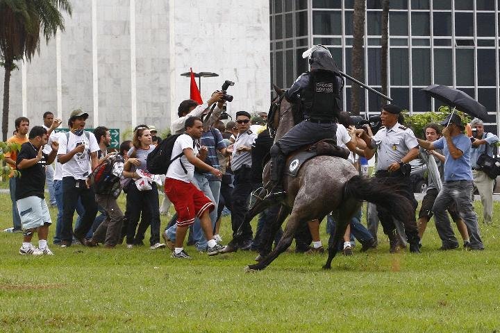 Manifestantes pedem sa&iacute;da de Arruda e Paulo Oct&aacute;vio