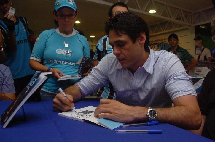 Ex-goleiro autografou livro sobre sua vida nesta ter&ccedil;a-feira, no Est&aacute;dio Ol&iacute;mpico