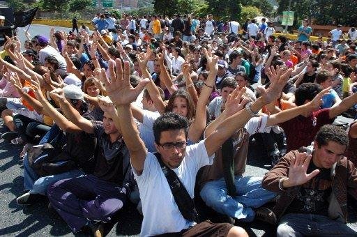 Jovens venezuelanos protestam contra assassinato de universit&aacute;rio