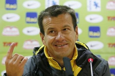 O ga&uacute;cho Dunga ganha cerca de 10 vezes menos do que Fabio Capello, o mais bem pago entre os que v&atilde;o &agrave; &Aacute;frica do Sul