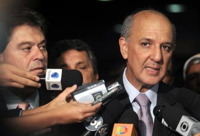 Arruda anuncia desfilia&ccedil;&atilde;o do DEM