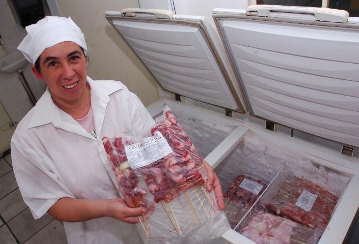 Espetinhos s&atilde;o preparados em cozinha climatizada