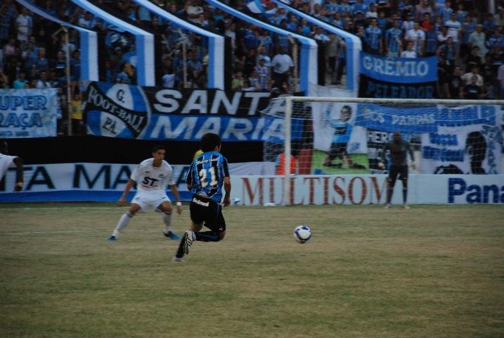 Em jogo emocionante, o Gr&ecirc;mio venceu o Santos por 3 a 2