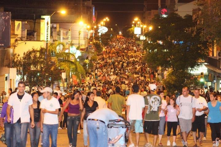 Madrugada de descontos lota ruas em Rivera