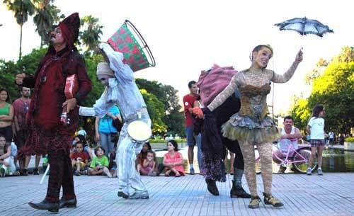 Grupo de teatro se apresenta no Morro Santa Teresa e na Usina do Gas&ocirc;metro