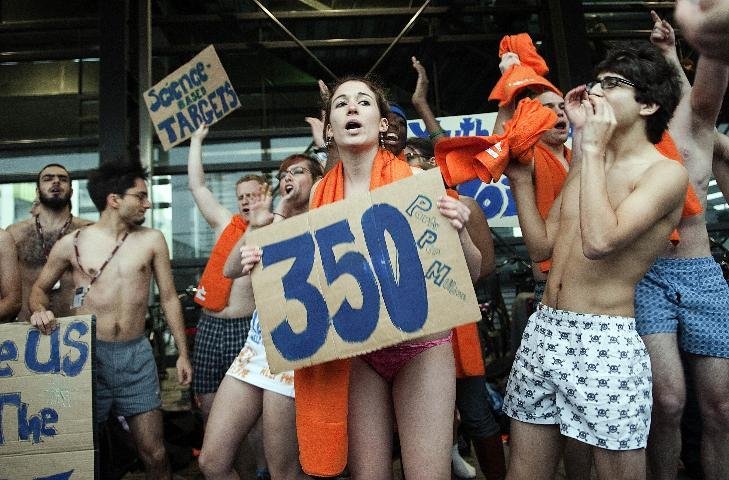 Grupo vaia e mostra cartazes em protesto