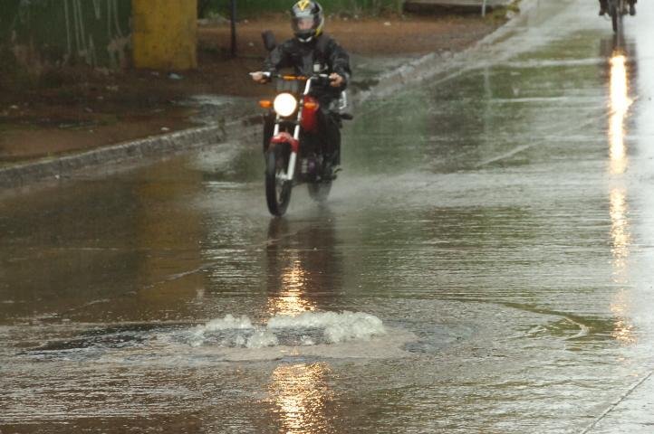 Chuvas voltam a causar transtornos em Porto Alegre