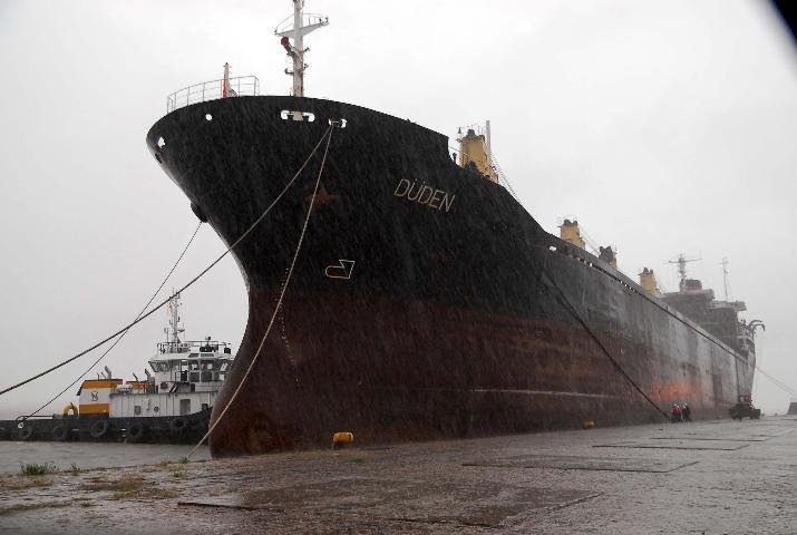 Prioridade &eacute; retirar combust&iacute;vel dos tanques do navio turco