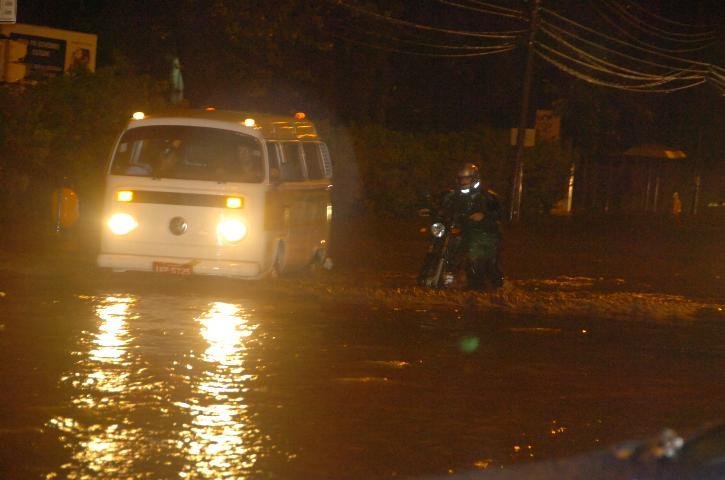 Enxurrada dificultou o tr&acirc;nsito na Capital