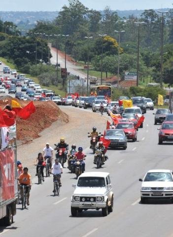 Ato simb&oacute;lico aconteceu ap&oacute;s tr&ecirc;s horas de carreata pelas ruas de Bras&iacute;lia