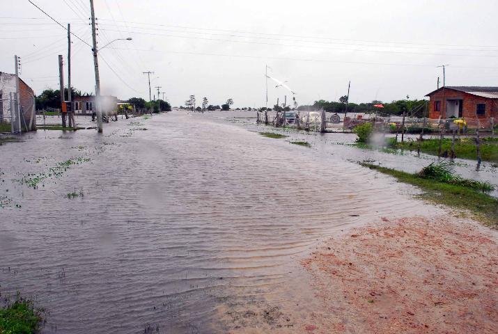 Mais de 100 casas s&atilde;o alagadas em Rio Grande
