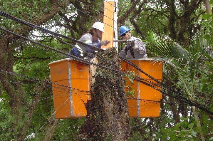 T&eacute;cnicos da CEEE trabalham para reparar estragos na rede el&eacute;trica