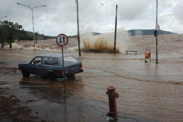 F&uacute;ria das &aacute;guas surpreendeu frequentadores da orla do Gua&iacute;ba