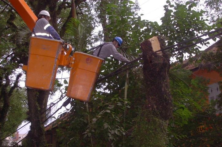 T&eacute;cnicos da CEEE trabalham para reparar estragos na rede el&eacute;trica