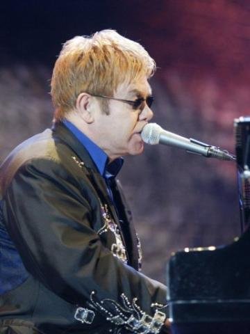 Cantor Elton John far&aacute; bazar de Natal