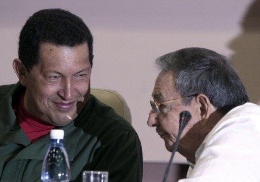 Ch&aacute;vez visita Fidel e assina acordos