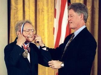 Economista recebe medalha de Bill Clinton, em cerim&ocirc;nia na Casa Branca, em 1996