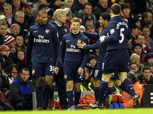 Arsenal vence Liverpool e se aproxima dos l&iacute;deres