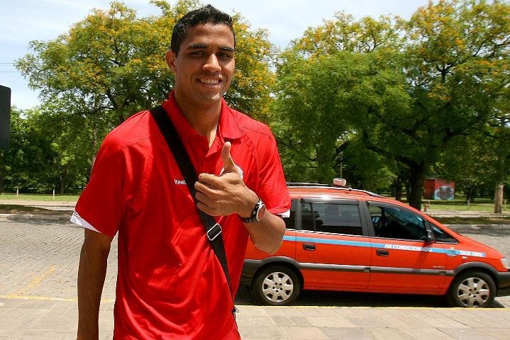 Benfica oferece R$ 6,5 milh&otilde;es por Alan Kardec