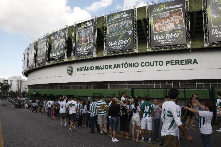 Torcedores abra&ccedil;am Couto Pereira