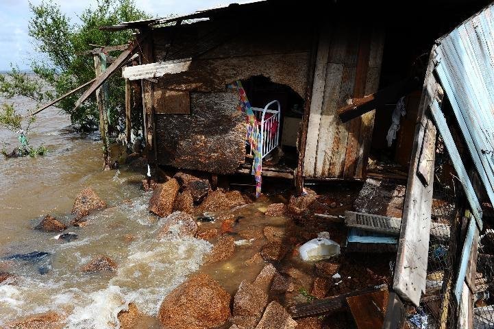 Invas&atilde;o das &aacute;guas do Gua&iacute;ba destruiu resid&ecirc;ncias