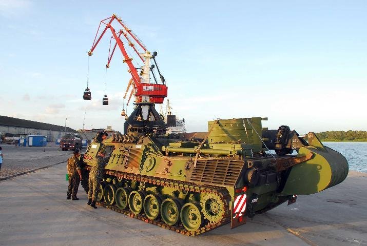 "Opera&ccedil;&atilde;o de guerra" desembarca tanques em Rio Grande