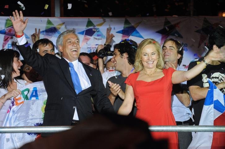 Pi&ntilde;era comemora lideran&ccedil;a no primeiro turno