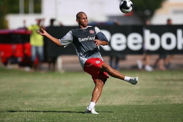 Atacante Walter volta de les&atilde;o e ir&aacute; refor&ccedil;ar o Inter em 2010