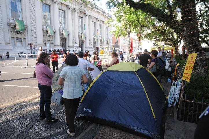 Manifestantes acampam em frente ao pal&aacute;cio