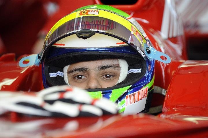 Massa volta a dirigir um Ferrari