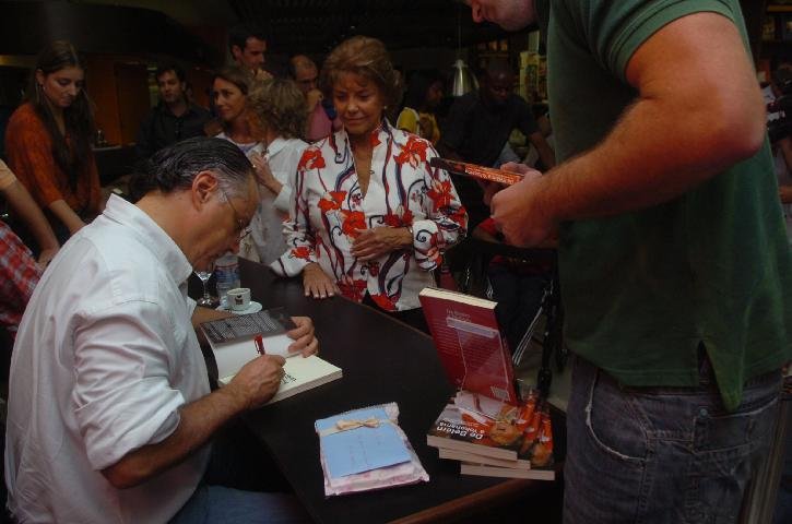 Dirigente colorado autografou livro de mem&oacute;rias &agrave; frente do Inter