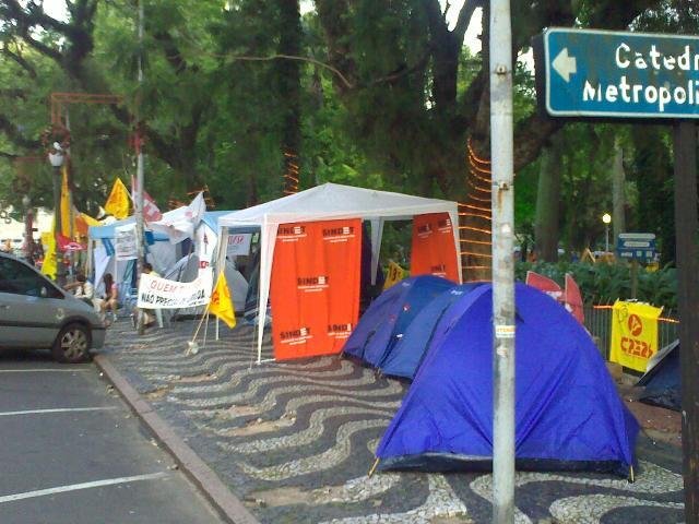 Barracas est&atilde;o armadas em frente ao Pal&aacute;cio Piratini