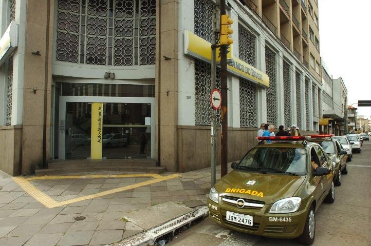 Grupo tenta assaltar banco em Porto Alegre