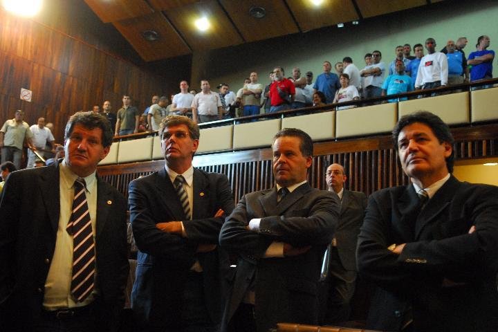 Decis&atilde;o foi vaiada por servidores que acompanhavam a sess&atilde;o nas galerias