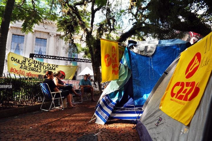 Professores grevistas decidem manter acampamento na Pra&ccedil;a da Matriz