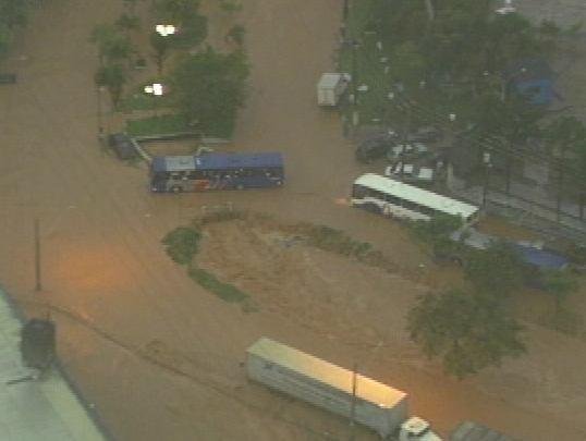 Ruas de Osasco ficaram alagadas no fim da tarde