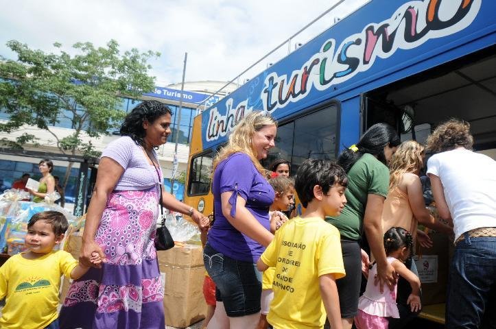 A gurizada de at&eacute; seis anos fez fila para ganhar os brinquedos 