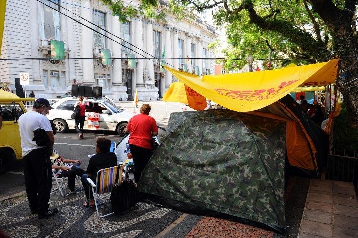 Professores mant&ecirc;m greve, mas governo aponta queda na ades&atilde;o