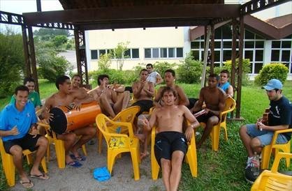 Jogadores do time sub-20 do Gr&ecirc;mio aproveitaram a folga &agrave; beira da piscina, em Santa Maria