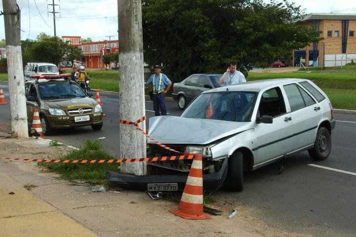 Carro capota na avenida Ipiranga e dois ficam feridos