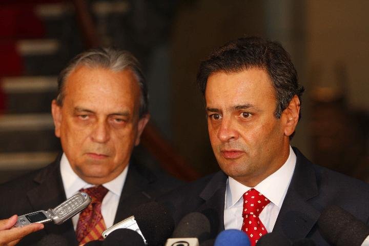 A&eacute;cio desiste de disputar a Presid&ecirc;ncia